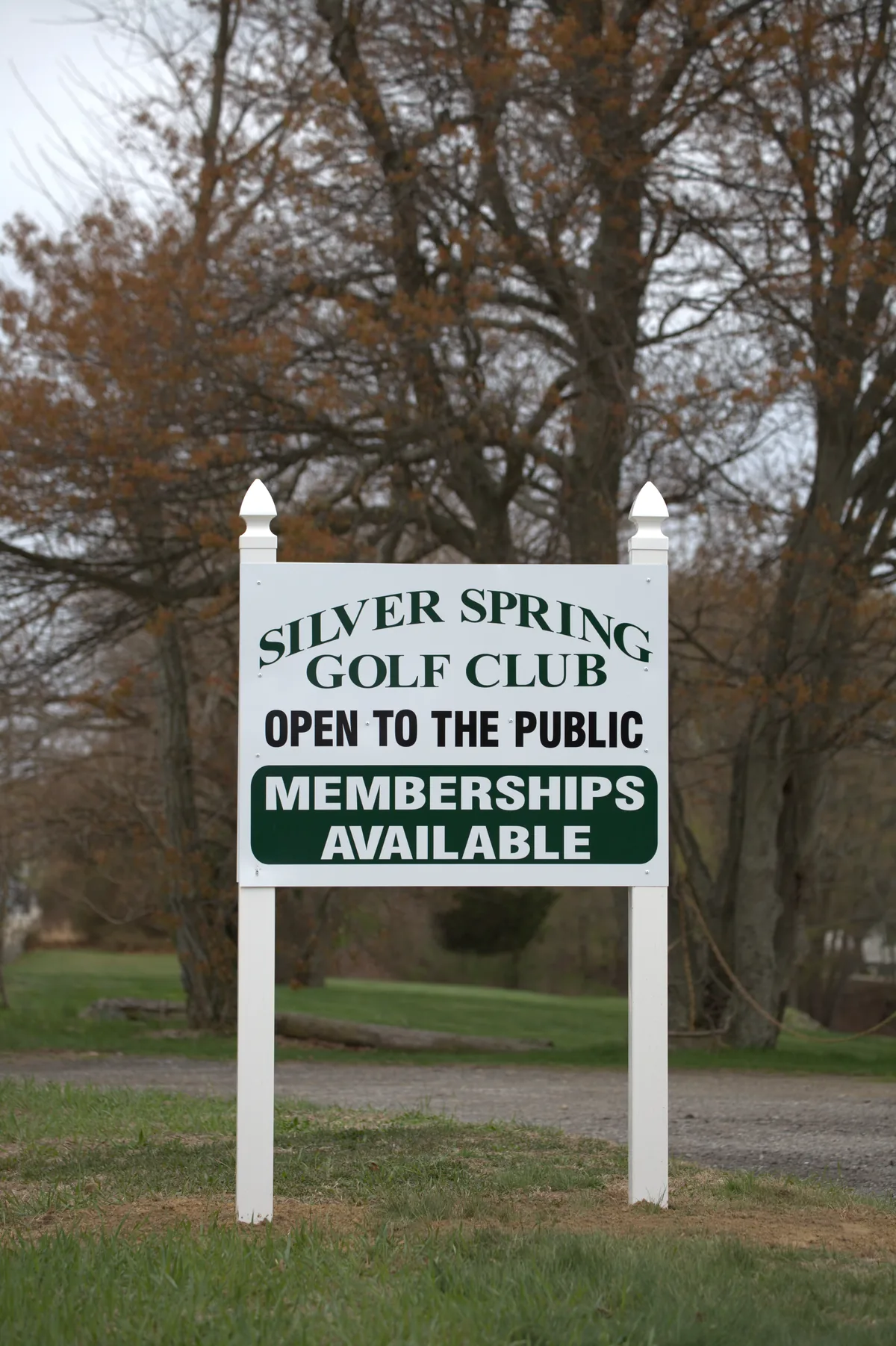 Silver Spring Golf Club sign in Riverside Rhode Island showing public golf access